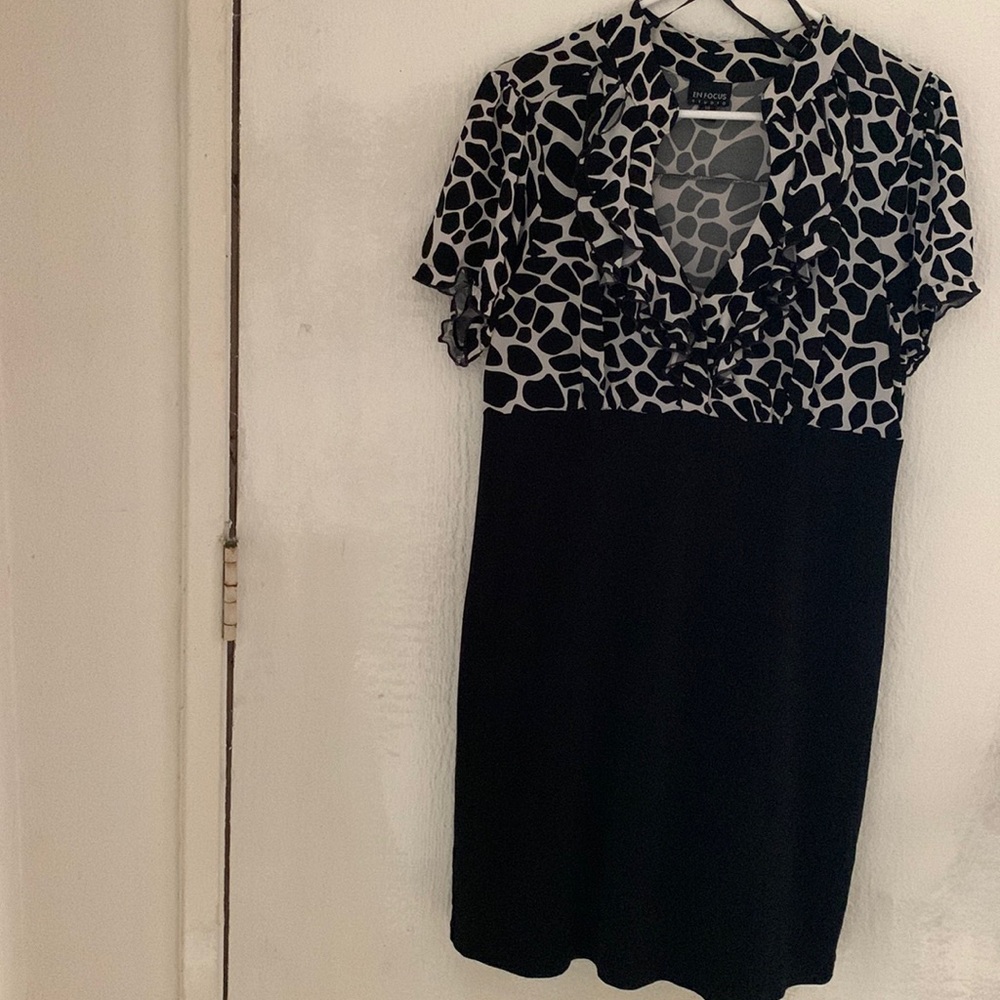 Black and white fitted dress, perfect for brunch, work or church! Size 14